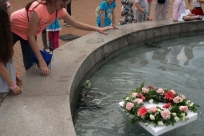 Puszczanie wianków do fontanny